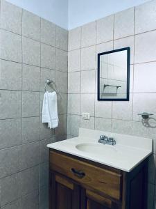 马那瓜Linda Vista Hostal的一间带水槽和镜子的浴室