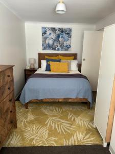 SalisburySunshine Five的一间卧室配有蓝色和黄色枕头的床