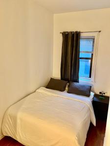 纽约公园大道公寓城毗邻时代广场的卧室内的一张带两个枕头的床