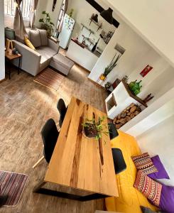 科尔多瓦El Satélite的客厅配有一张木桌和椅子