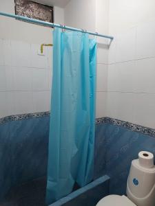 马查拉Departamentos de la Costa的浴室配有蓝色的浴帘和卫生间