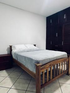 马那瓜Linda Vista Hostal的一间卧室配有一张木架床