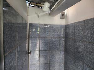 SuchitotoHostal el porrón的浴室设有灰色瓷砖淋浴。