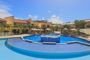 皮帕Solar Água Pipa- Summer Pipa的酒店前方的大型游泳池