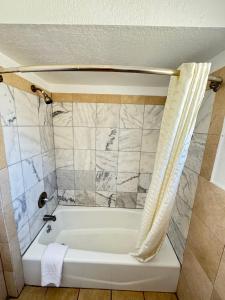 米尔谷塔马尔派斯汽车旅馆的带浴缸和淋浴帘的浴室