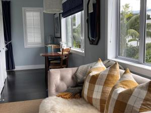 泰鲁阿The Boat House Studio的客厅配有沙发和窗户。