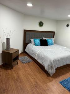 圣路易斯里奥科罗拉多Mi Delicioso Escape的一间卧室配有一张带蓝色枕头的大床