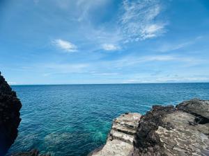 曼巴豪Tongatok Cliff Resort的享有一大片水景