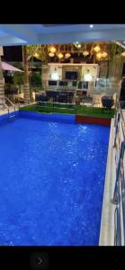 东勒贡EL Apartment的一座大蓝色游泳池