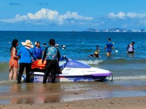 隆海国安酒店的一群人站在海滩上,坐了船