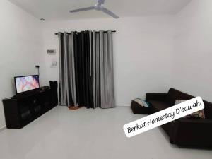 Homestay Berkat D'sawah Tasek Berangan Pasir Mas的电视和/或娱乐中心