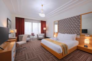 雅加达梅林恩公园酒店的酒店客房设有一张大床和一台电视。