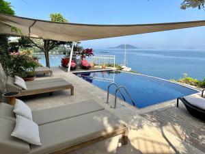 费特希耶伊思索瓦利岛酒店的海景游泳池