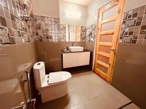 马拉里Vista Resort, Manali - centrally Heated & Air cooled luxury rooms的一间带卫生间和水槽的浴室