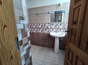 穆扎法拉巴德Marina Residency的一间带水槽和镜子的浴室
