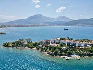 费特希耶伊思索瓦利岛酒店的水中岛屿上度假村的空中景观