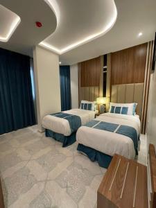 海米斯穆谢特كيان ان Kian N的酒店客房设有两张床和一张桌子。