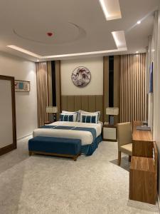 海米斯穆谢特كيان ان Kian N的酒店客房设有一张大床和一张书桌。