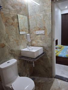 斋浦尔636 Kedia Kothhi的浴室配有白色卫生间和盥洗盆。