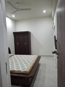 斋浦尔636 Kedia Kothhi的一间卧室设有一张床和天花板