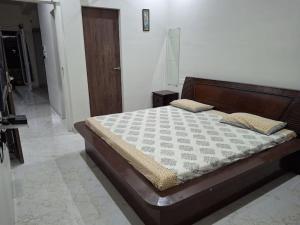 斋浦尔636 Kedia Kothhi的一间卧室配有一张大床和木制床头板