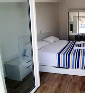 祖波维奇AtlantisPagNovalja的一间卧室配有一张床和镜子