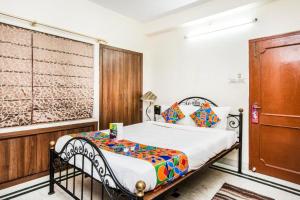 kolkataGoroomgo Ullash Residency Salt Lake City Kolkata - Luxurious Room Quality - Excellent Customer Service的一间卧室配有一张床和一扇木门