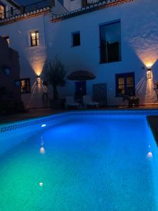 AcequiasCasa Morayma, Lecrin, Granada (Adult Only Small Guesthouse)的夜间在房子前面的游泳池