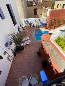 AcequiasCasa Morayma, Lecrin, Granada (Adult Only Small Guesthouse)的享有带游泳池的天井的顶部景致