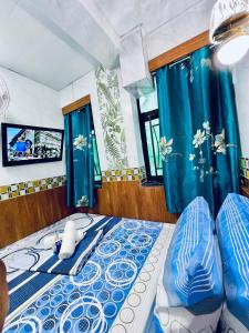 香港京都旅馆	的一间卧室配有大床和蓝色窗帘