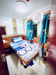 香港京都旅馆	的一间卧室配有蓝色窗帘的床