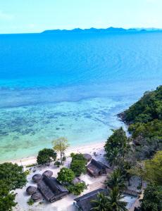 Cayo Coco - Island Glamping的享有海滩和大海的空中景致