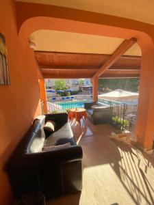 Uri考拉鲁坎达撒森图酒店的带沙发和游泳池的客厅