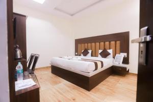 AyodhyaGoroomgo Hotel The Nirmala Palace Ayodhya-Near Ram Mandir的一间卧室,卧室内配有一张大床