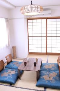 Yadachō大曽根駅から徒歩5分人工温泉が24時間楽しめてナゴヤドームまで徒歩で行く事が出来ます的客厅配有桌子和沙发