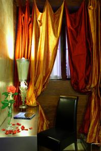 巴列斯特罗卡拉特拉瓦帕拉西奥德拉塞尔纳精品酒店的桌子上摆着椅子和花瓶
