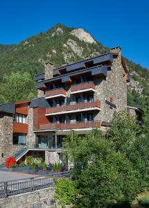 马萨纳NH Collection Andorra Palomé的一座山底建筑