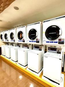 端岛Hashima - Hotel - Vacation STAY 52664v的商店里陈列的一排洗衣机和烘干机