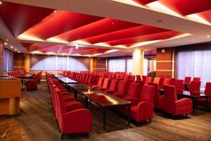 端岛Hashima - Hotel - Vacation STAY 52664v的一间会议室,配有红色的椅子和桌子