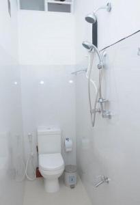 科伦坡The Colombo Village的白色的浴室设有卫生间和淋浴。