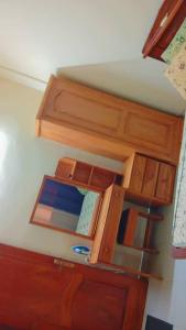 科托努BG archange的客房内的木柜和镜子