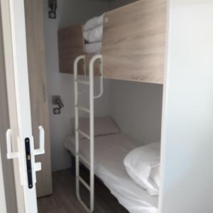 雷岛林滩Village Océanique的小房间设有一张双层床和梯子