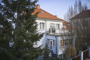 布拉格Retro Flat mit Garten, BBQ, Parken的白色房子,有红色屋顶