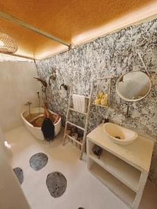 珀尼达岛Exotic Private Glamping的一间带浴缸和水槽的女性浴室