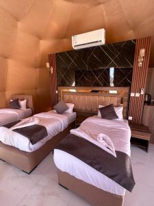 瓦迪拉姆Wadi Rum Grand的带三张床和空调的房间