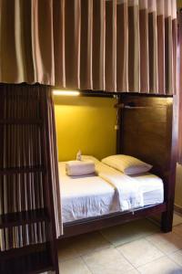 姆杜克Desa Hostel的双层床配有白色床单和枕头