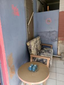 克罗托格Sea Side local buffet Thur-Sun的桌子和椅子