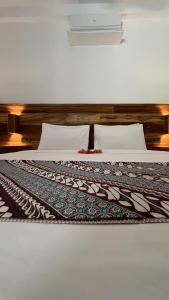 吉利特拉旺安Marygio Gili Resort的床上有毯子