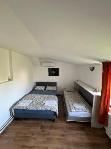 克卢日-纳波卡Sport Hostel Cluj的一间卧室设有两张床和窗户。