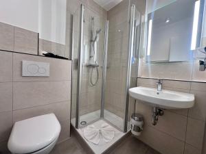 博尔库姆鲁梅尼旅馆的带淋浴、卫生间和盥洗盆的浴室